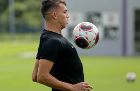Giovane dominando a bola de peito em treino no CT Joaquim Grava