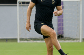 Giuliano aps fazer um passe em treino no CT Joaquim Grava