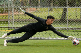 Kau, goleiro do Sub-20 que treinou com o profissional, fazendo defesa no CT Joaquim Grava