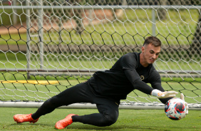 Matheus Donelli se esticando para agarrar um chute em atividade no CT Joaquim Grava