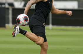 Renato Augusto dominando a bola com treino no CT Joaquim Grava