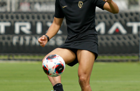 Romero fazendo um passe pelo alto durante treino matinal