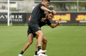 Romero pressionando e tentando roubar a bola de Balbuena enquanto treinam