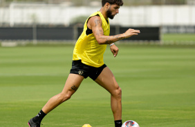 Yuri Alberto vestindo um colete se preparando para dar um passe
