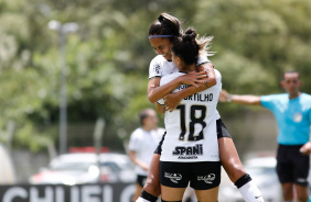 Diany abraa Gabi Portilho na goleada do Corinthians sobre o Cear, pelo Brasileiro Feminino