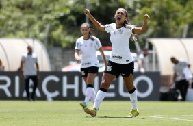 Diany celebra um dos seus gols na goleada do Corinthians sobre o Cear, pelo Brasileiro Feminino