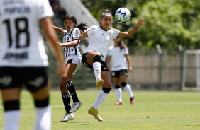 Diany disputa jogada durante a goleada do Corinthians sobre o Cear, pelo Brasileiro Feminino