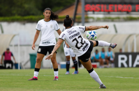 Fernanda chuta para fazer seu primeiro go na goleada do Corinthians sobre o Cear, pelo Brasileiro F
