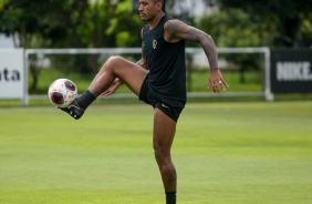 Paulinho com a bola em treino