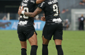 Giuliano e Yuri comemoram gol do Corinthians