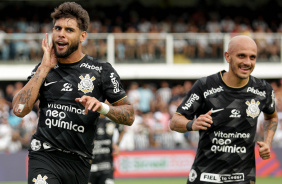 Yuri Alberto e Fbio Santos na comemorao do gol do Corinthians