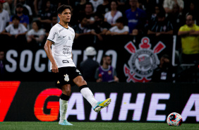 Caetano faz passe durante a vitria do Corinthians