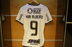 Camisa de Yuri Alberto no vesstirio da Neo Qumica Arena