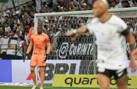 Carlos Miguel e Fbio Santos durante vitria do Corinthians