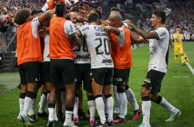 Elenco do Corinthians comemora gol marcado pela equipe
