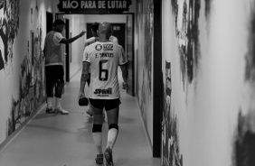 Fbio Santos no corredor da Neo Qumica Arena