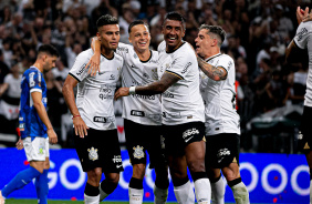 Fausto, Matheus Arajo, Paulinho e Fagner comemoram gol marcado pelo Corinthians