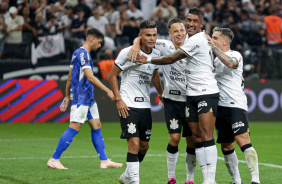 Fausto, Matheus Arajo, Paulinho e Fagner comemoram gol marcado do Corinthians