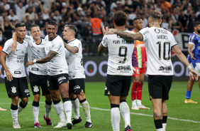 Fausto, Matheus Arajo, Paulinho, Fagner, Yuri e Guedes comemoram gol marcado pelo Corinthians