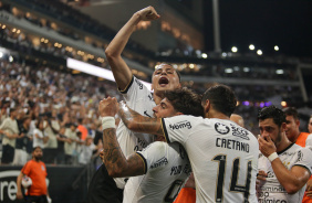 Matheus Arajo, Yuri Alberto, Caetano e Giuliano comemorando gol do Corinthians