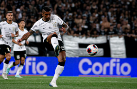 Paulinho durante a vitria do Corinthians diante o Santo Andr