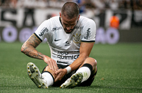 Renato Augusto cado no gramado com dores no joelho direito