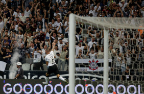 Renato Augusto comemora gol que acabou sendo anulado