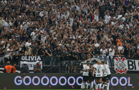 Torcida do Corinthians comemora o gol junto ao time