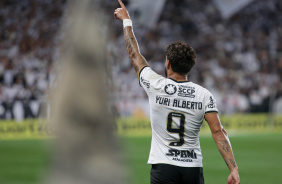 Yuri Alberto apontando para a torcida no gol marcado