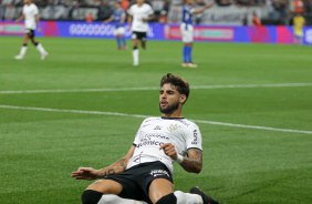 Yuri Alberto desliza no gramado para comemorar seu gol