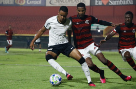 Arthur Sousa protege bola contra o Flamengo no Brasileiro Sub-20