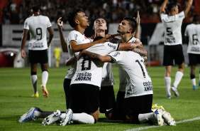 Elenco ajoelha e comemora gol contra o Flamengo no Brasileiro Sub-20