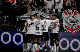 Elenco comemora gol em jogo contra o Santo Andr no Paulista