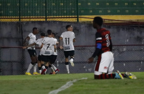 Elenco do Corinthians celebra gol contra o Flamengo no Brasileiro Sub-20