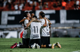 Elenco do Corinthians comemora contra o Flamengo no Brasileiro Sub-20