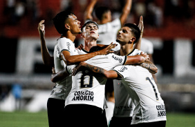 Elenco do Corinthians comemora gol contra o Flamengo no Brasileiro Sub-20