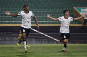Felipe Augusto e Breno Bidon comemoram contra o Flamengo no Brasileiro Sub-20
