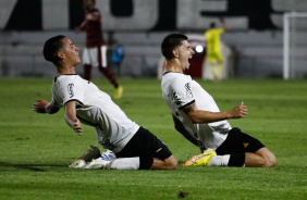 Leo Man e Higor comemoram gol contra o Flamengo no Brasileiro Sub-20