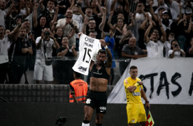 Paulinho levanta camisa em jogo contra o Santo Andr no Paulista