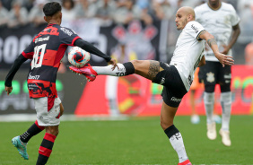 Fbio Santos em disputa de bola contra o Ituano