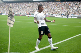 Paulinho comemora gol de empate do Corinthians