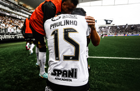 Paulinho comemora gol marcado contra o Ituano