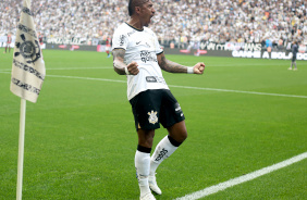 Paulinho na comemorao do gol de empate do Corinthians