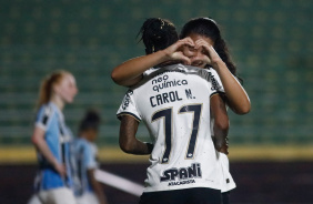 Carol Nogueira comemora abraada em goleada do Corinthians Feminino contra o Grmio