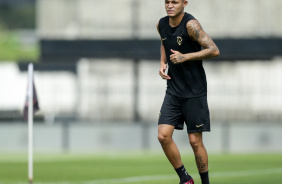 Adson andando no gramado do CT Joaquim Grava