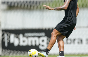Caetano com a bola dominada durante treino no CT Joaquim Grava