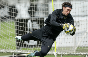 Cssio defendendo um chute durante treino matinal no CT Joaquim Grava