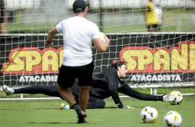 Cssio se esticando para defender chute do preparador de goleiros do Corinthians