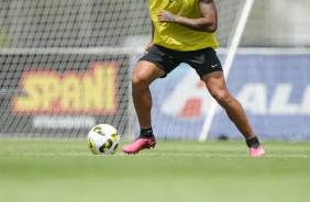 Du Queiroz correndo com a bola em seus ps durante treino matinal no CT Joaquim Grava