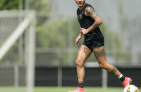 Fbio Santos aps fazer um passe em atividade matinal no Corinthians